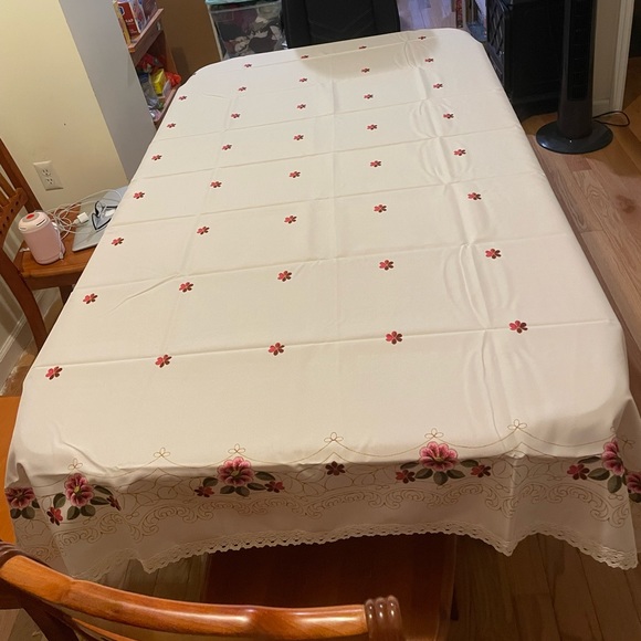 ‼️FLASH SALE❗️Brand New Table Cloth (flower patterns) - Picture 2 of 4
